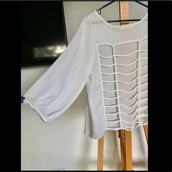 Super cute flowy blouse with caged back - Picture 3 of 4